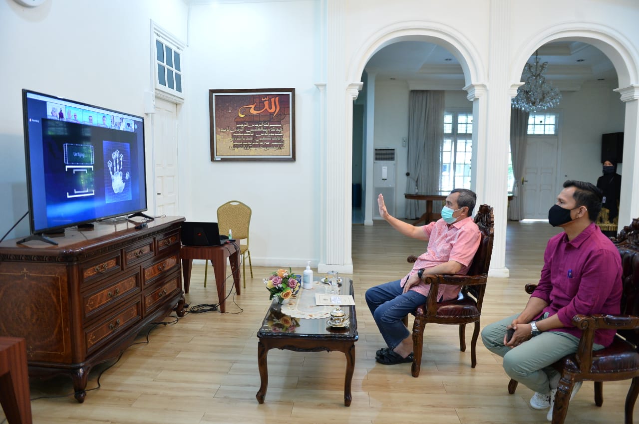 Gubernur Riau Syamsuar melambaikan tangan saat peluncuran listrik di delapan desa di dua kabupaten lewat video conference, Senin (17/8/2020)
