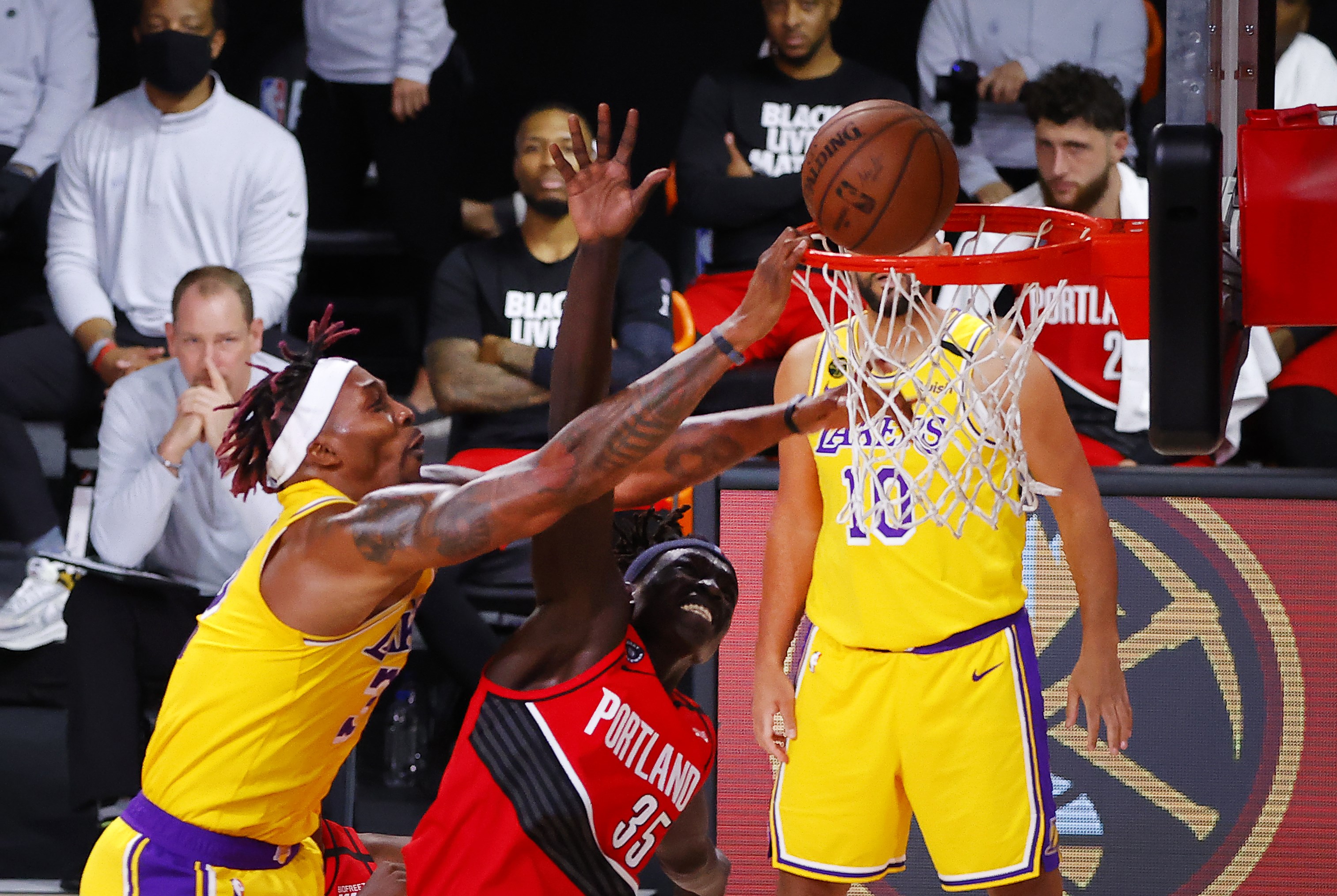 Laga Gim 2 putaran pertama playoff NBA antara Los Angeles Lakers dan Portland Trail Blazers