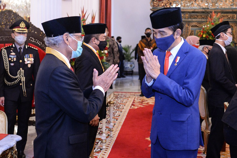 Jurnalis Senior Media Indonesia Saur Hutabarat mendapatkan ucapan selamat dari Presiden Joko Widodo.