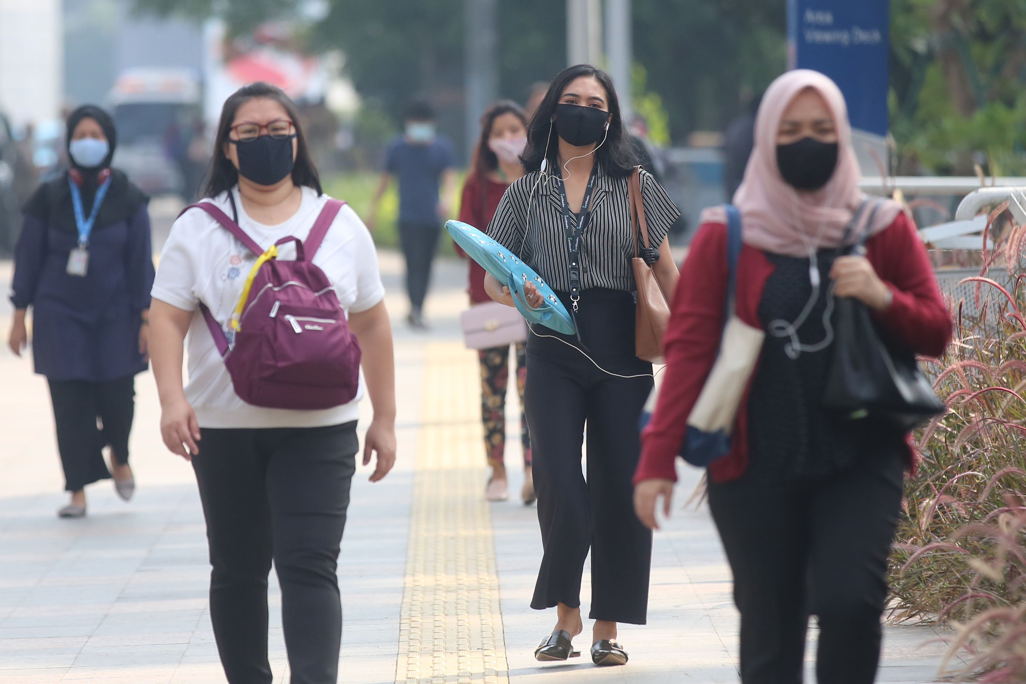 Karyawan mengenakan masker saat beraktivitas 