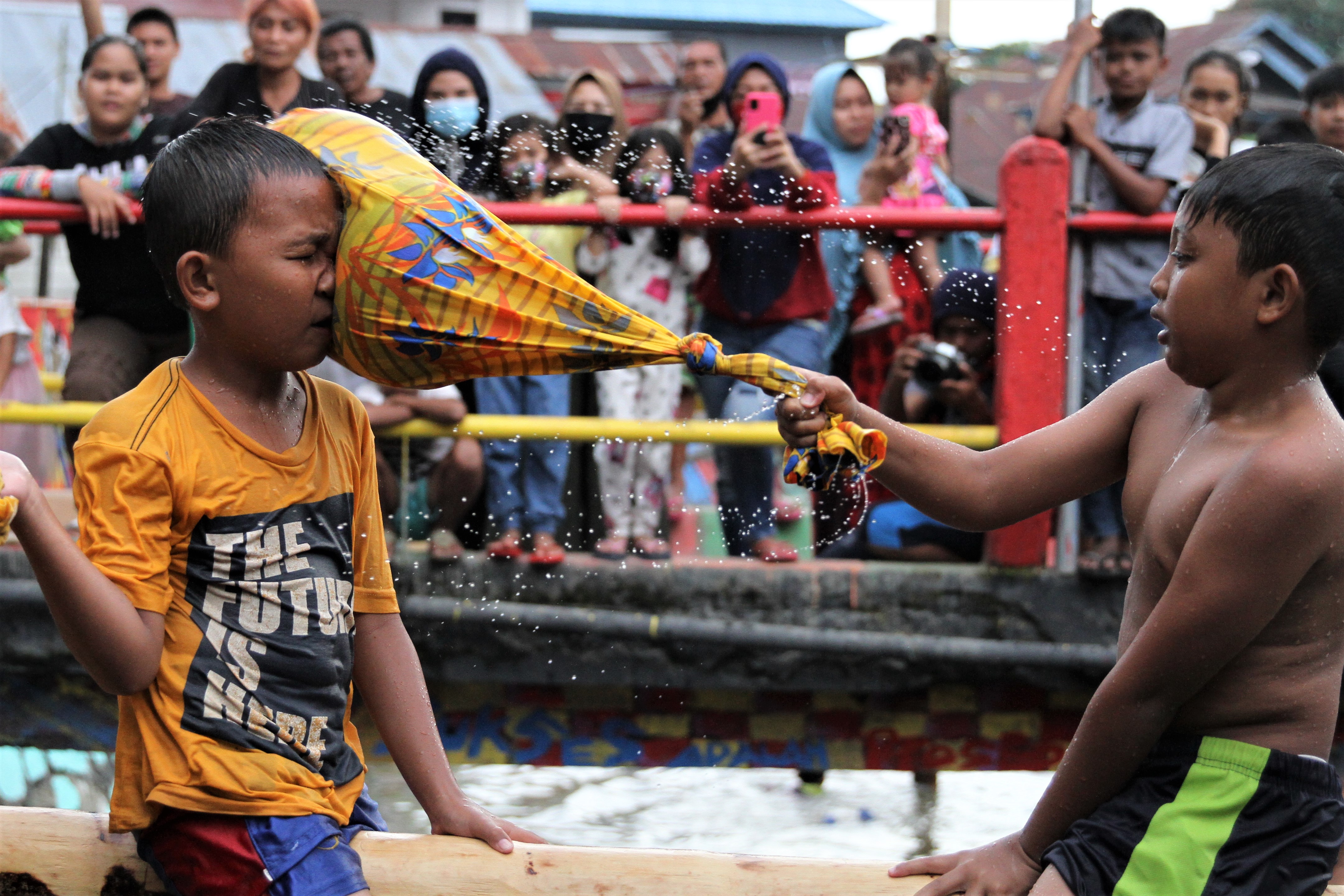 Ilustrasi--Peserta mengikuti lomba pukul bantal untuk memeriahkan Hari Kemerdekaan RI di Kelurahan Kemaraya, Kendari, Minggu (16/8).