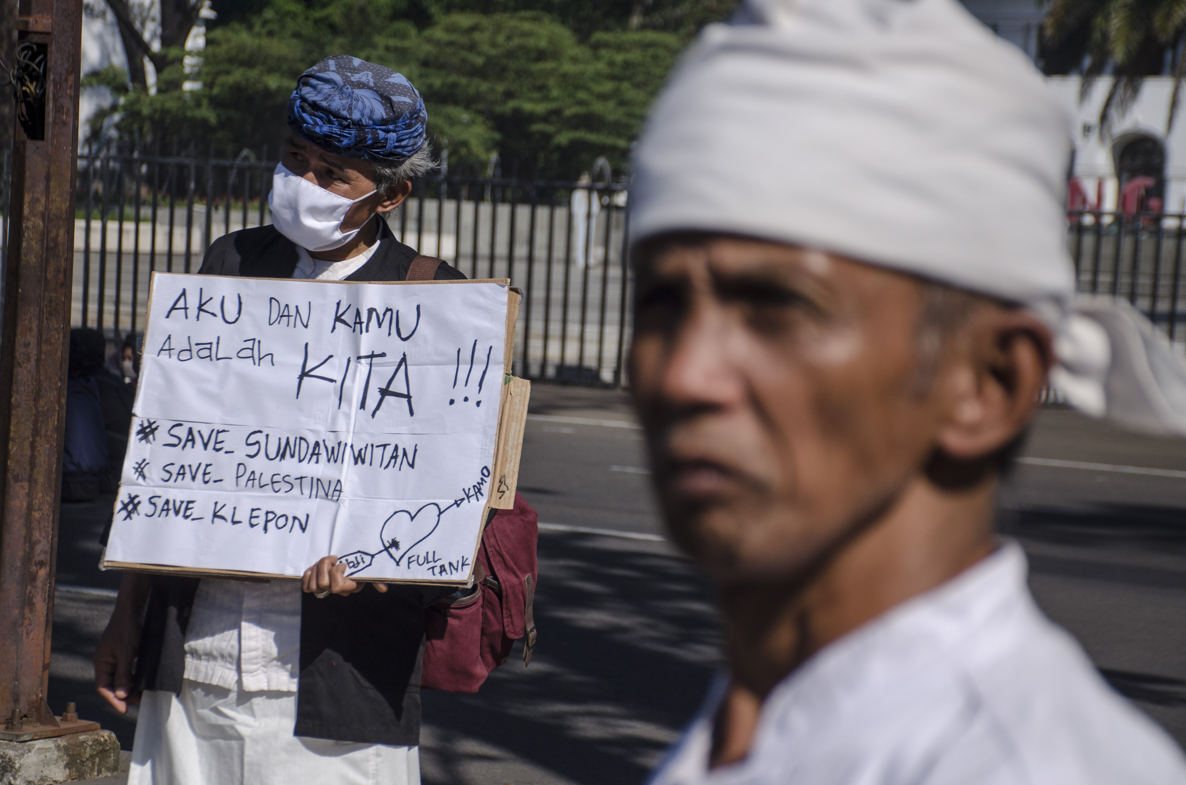 Budayawan melakukan aksi dukung Sunda Wiwitan Cigugur di depan Gedung Sate Bandung, Jawa Barat, (27/7).
