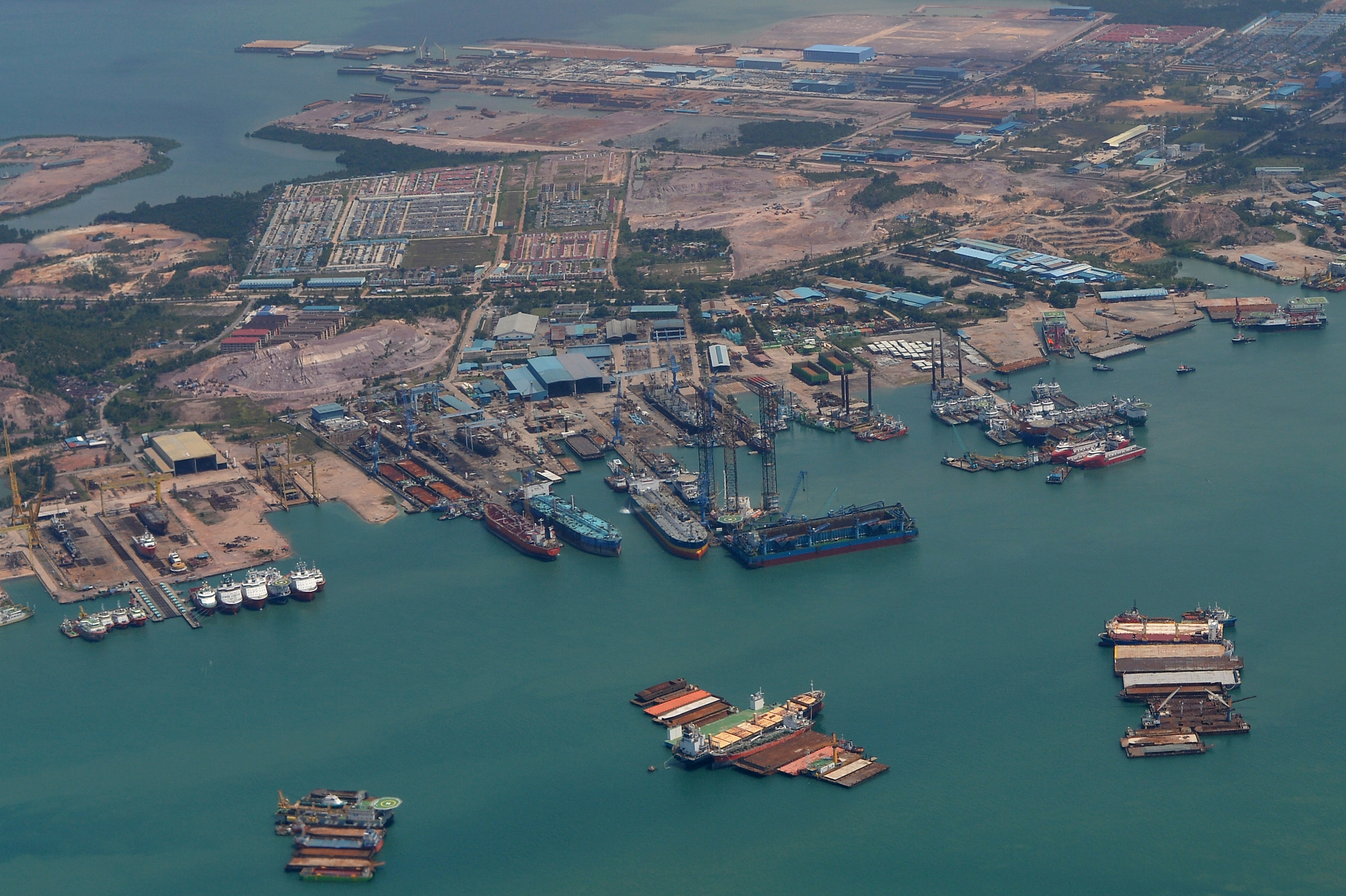 Pembuatan kapal di galangan kapal Batam