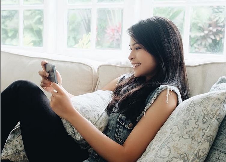 Maudy Ayunda Suka Ikut Lomba Makan Kerupuk