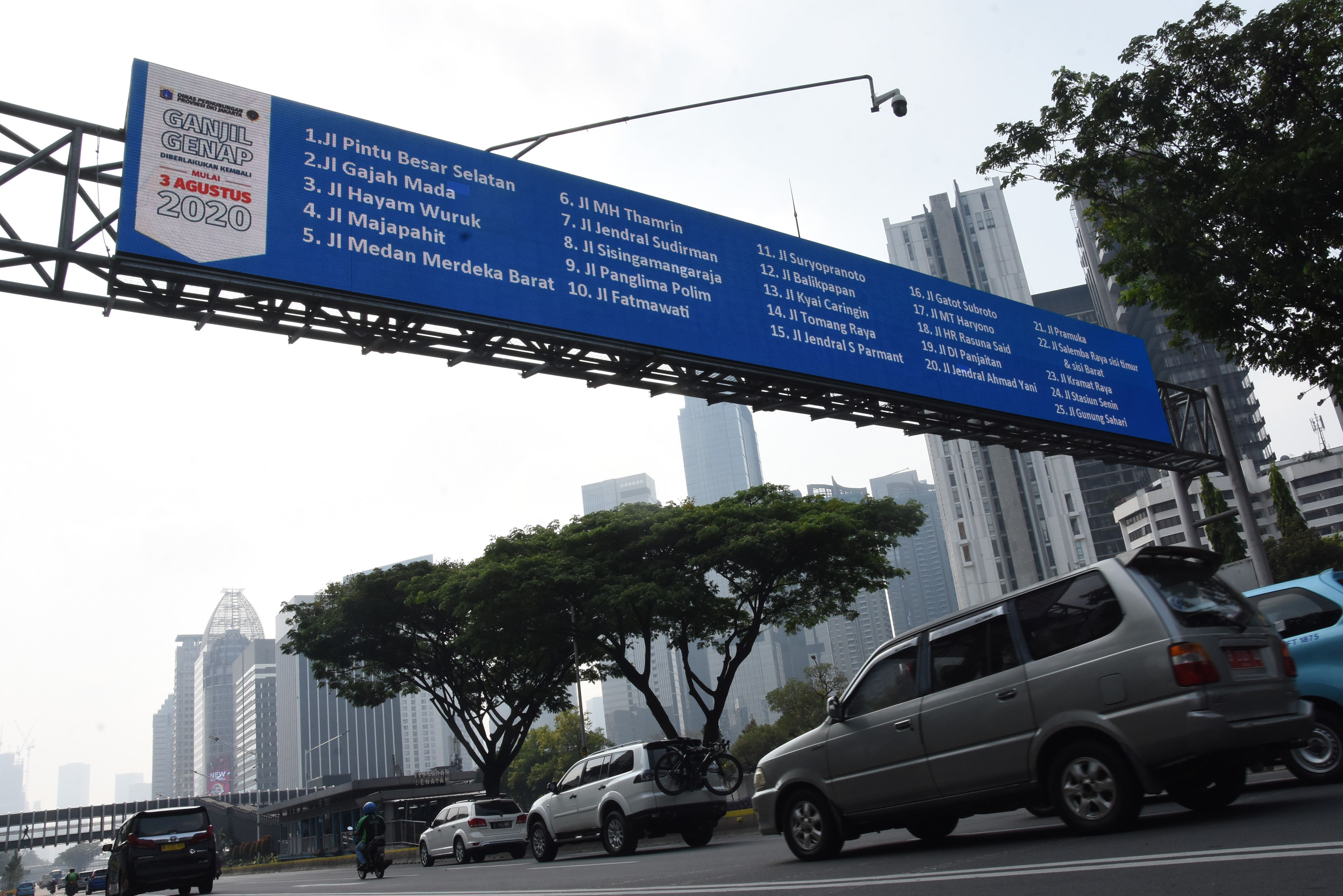 Pengendara kendaraan bermotor melintas di kawasan Jalan Jenderal Sudirman saat hari pertama pemberlakuan kembali kebijakan ganjil-genap.