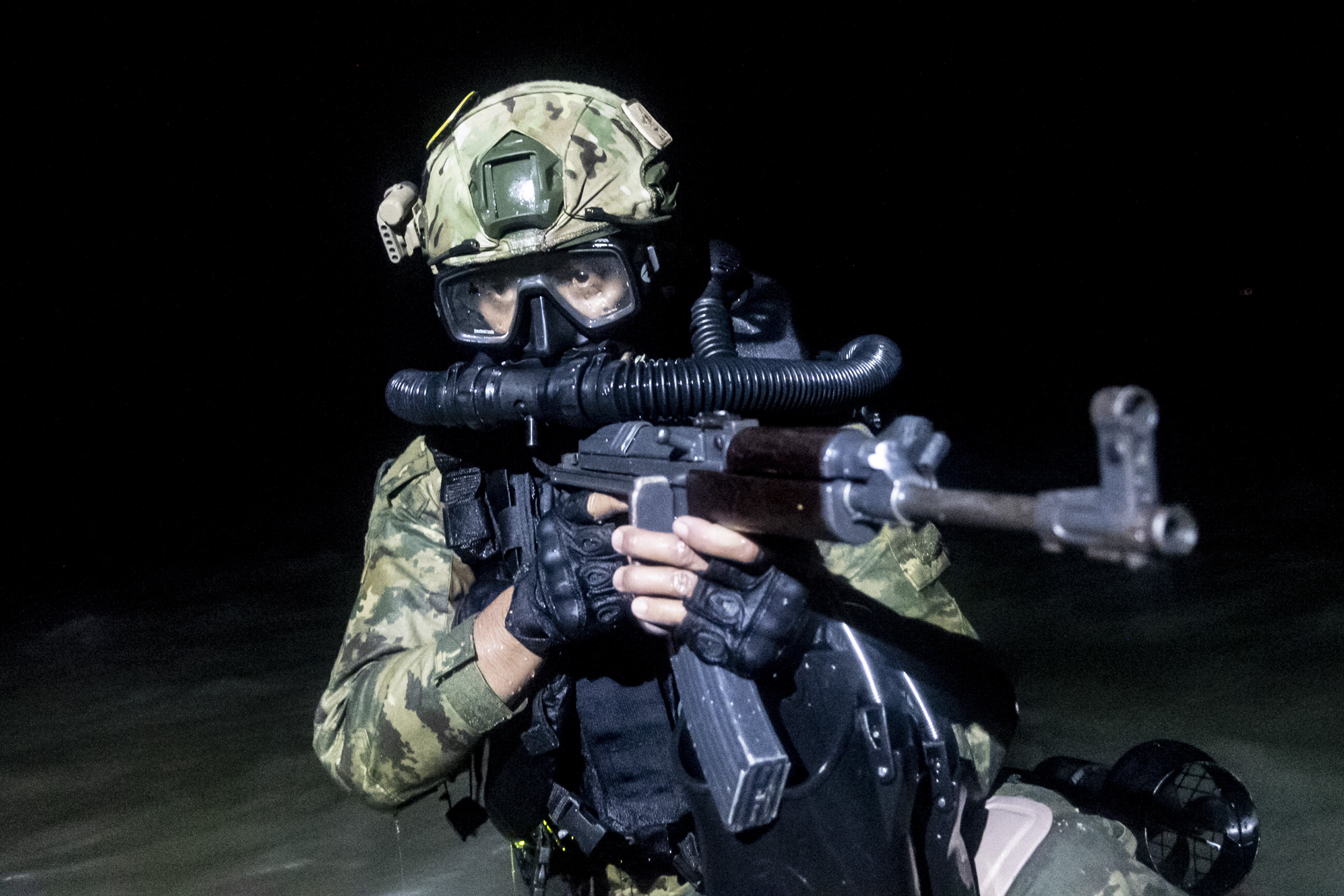 Prajurit Satuan Komando Pasukan Katak (Sat Kopaska) TNI AL ambil bagian dalam latihan tempur.