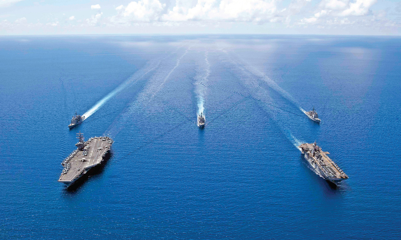 Kapal induk USS Ronald Reagan dikawal kapal serbu amfi bi USS Boxer berformasi saat melakukan operasi keamanan di Laut China Selatan.