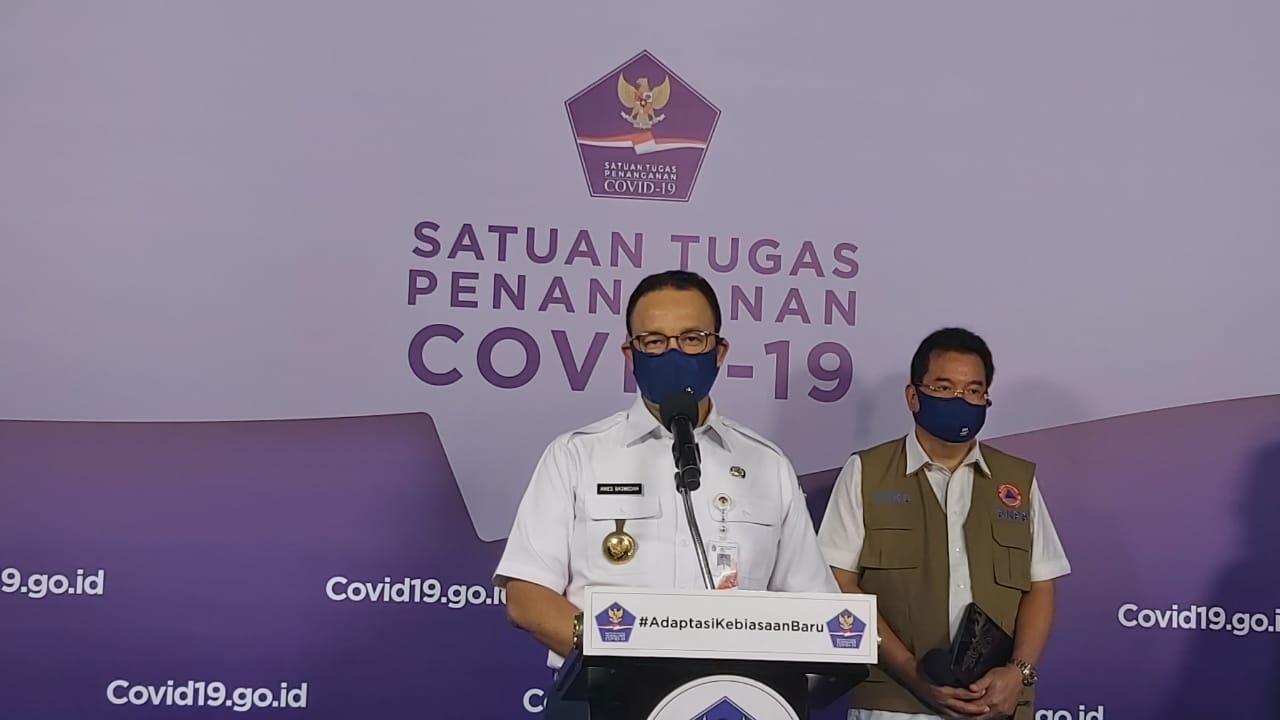 Gubernur DKI Jakarta Anies Baswedan (kiri) dan juru bicara tim Satgas Covid-19, Profesor Wiku Adisasmito.