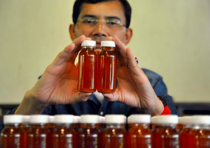 Hadi Pranoto menunjukkan ramuan herbal untuk antibodi Covid-19