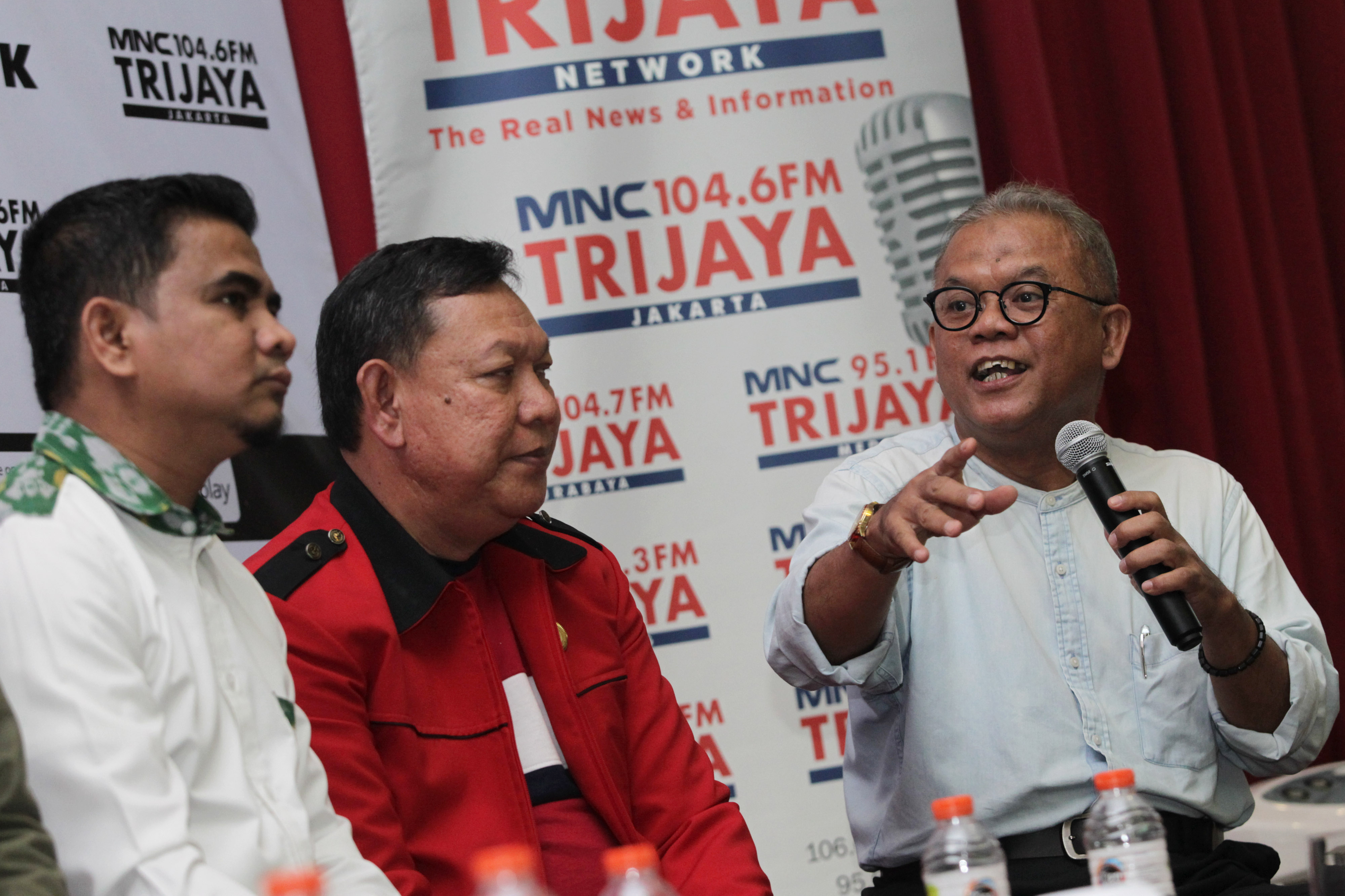  Pakar Hukum Pidana Abdul Fickar Hadjar (kanan)