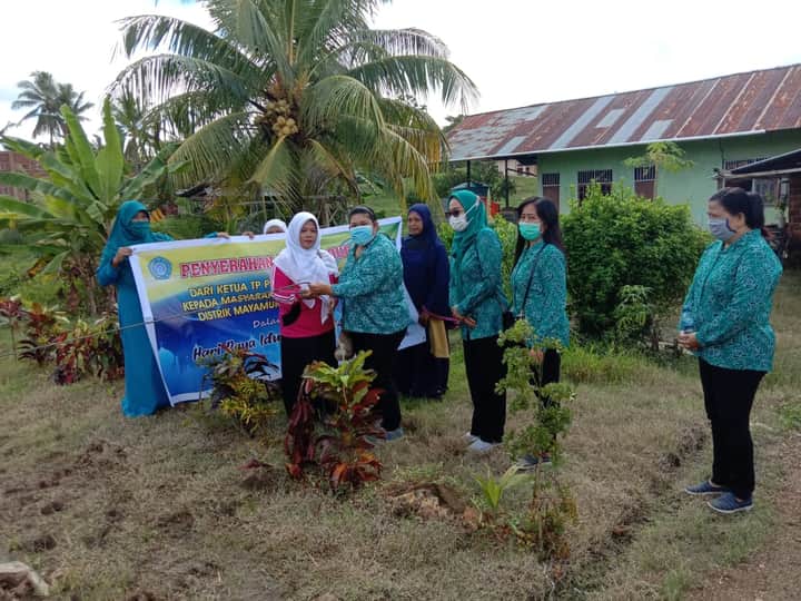 Ketua TP PKK Kabupaten Sorong Junita Linda Kamuru menyerahkan bantuan hewan kurban kepada anggota pengajian.