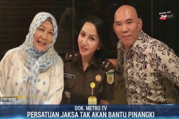 Jaksa Pinangki (tengah)