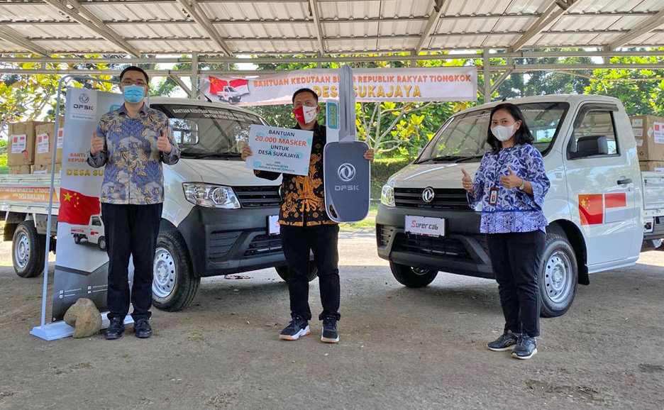 Penyerahan sumbangan dua unit DFSK Super Cab dari pemerintah Tiongkok kepada masyarakat Desa Sukajaya, Sukabumi.