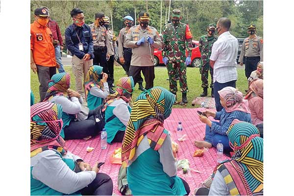 Dandim 0608/Cianjur Letkol Ricky Arinuryadi (keempat kanan) bersama Kapolres Cianjur AKB Mochamad Rifai menyambangi para wisatawan, kemarin.