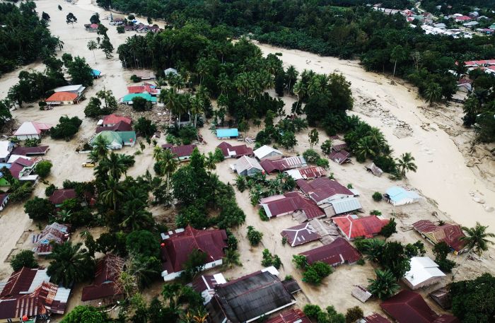 Foto udara kondisi perkampungan tertimbun lumpur banjir bandang di Desa Radda, Kabupaten Luwu Utara, Sulawesi Selatan, Rabu (15/7/2020). 
