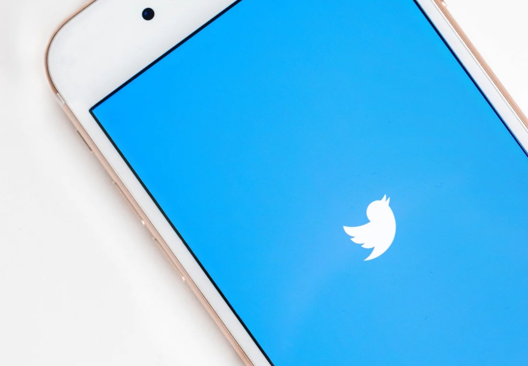 Dengan fitur pembatasan balasan, pengguna Twitter dapat menyaring akun yang bisa mengomentari cuitannya.