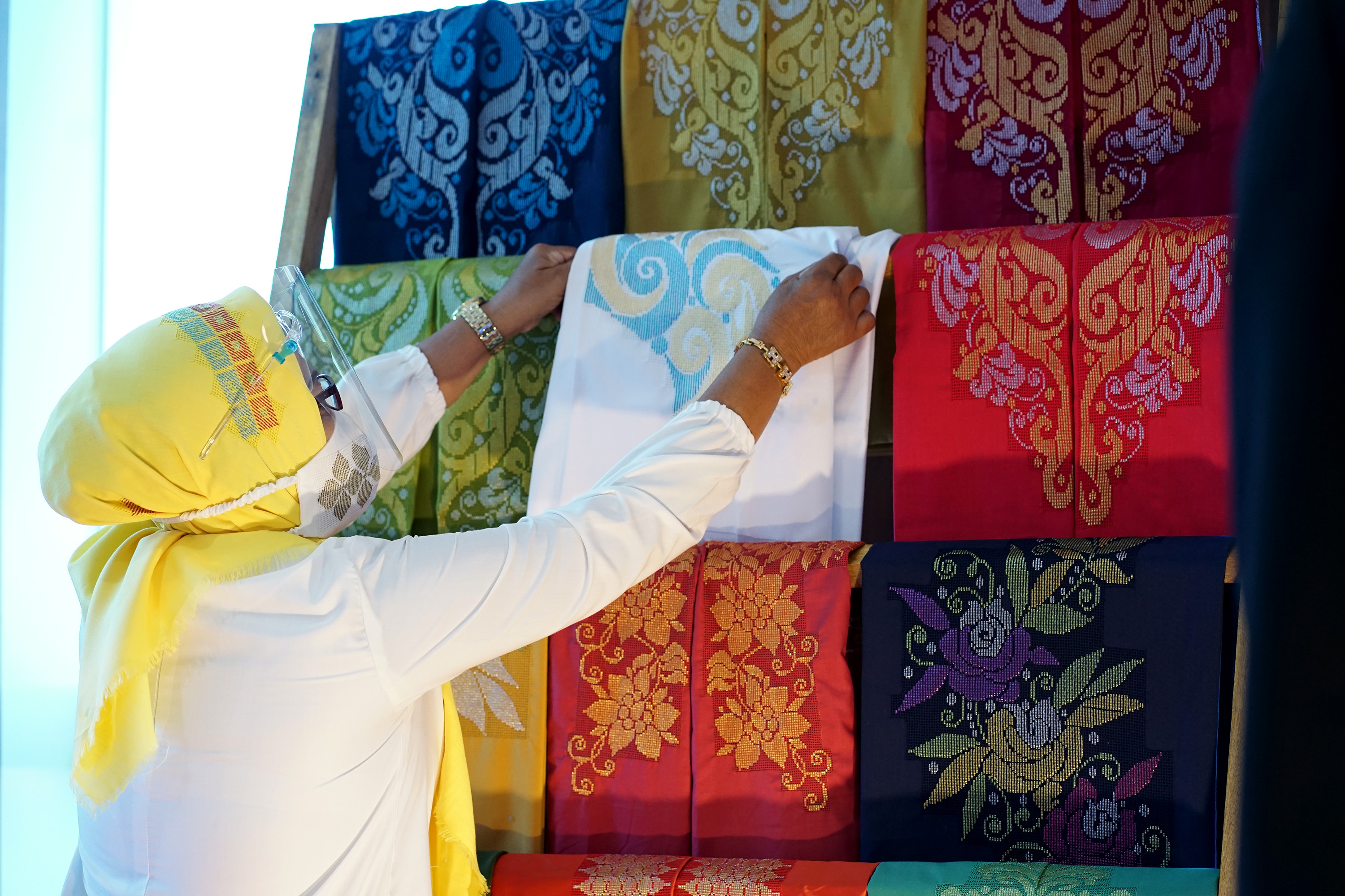 Seorang perajin memajang kain sulaman Karawo pada kegiatan Karya Kreatif Indonesia (KKI) 2020 di kantor perwakilan BI di Kota Gorontalo.