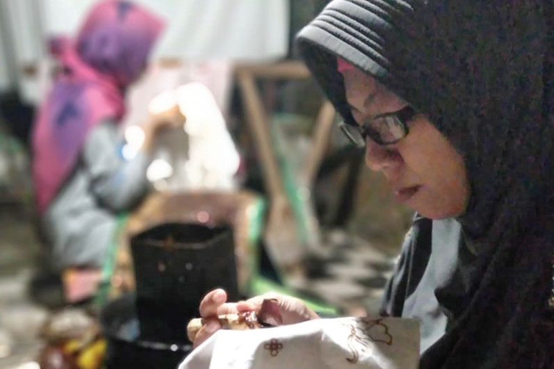 BATIK LAMONGAN: Pekerja membatik di Desa Sendangduwur, Kecamatan Paciran, Kabupaten Lamongan, Jawa Timur, 12-14 Juli lalu.