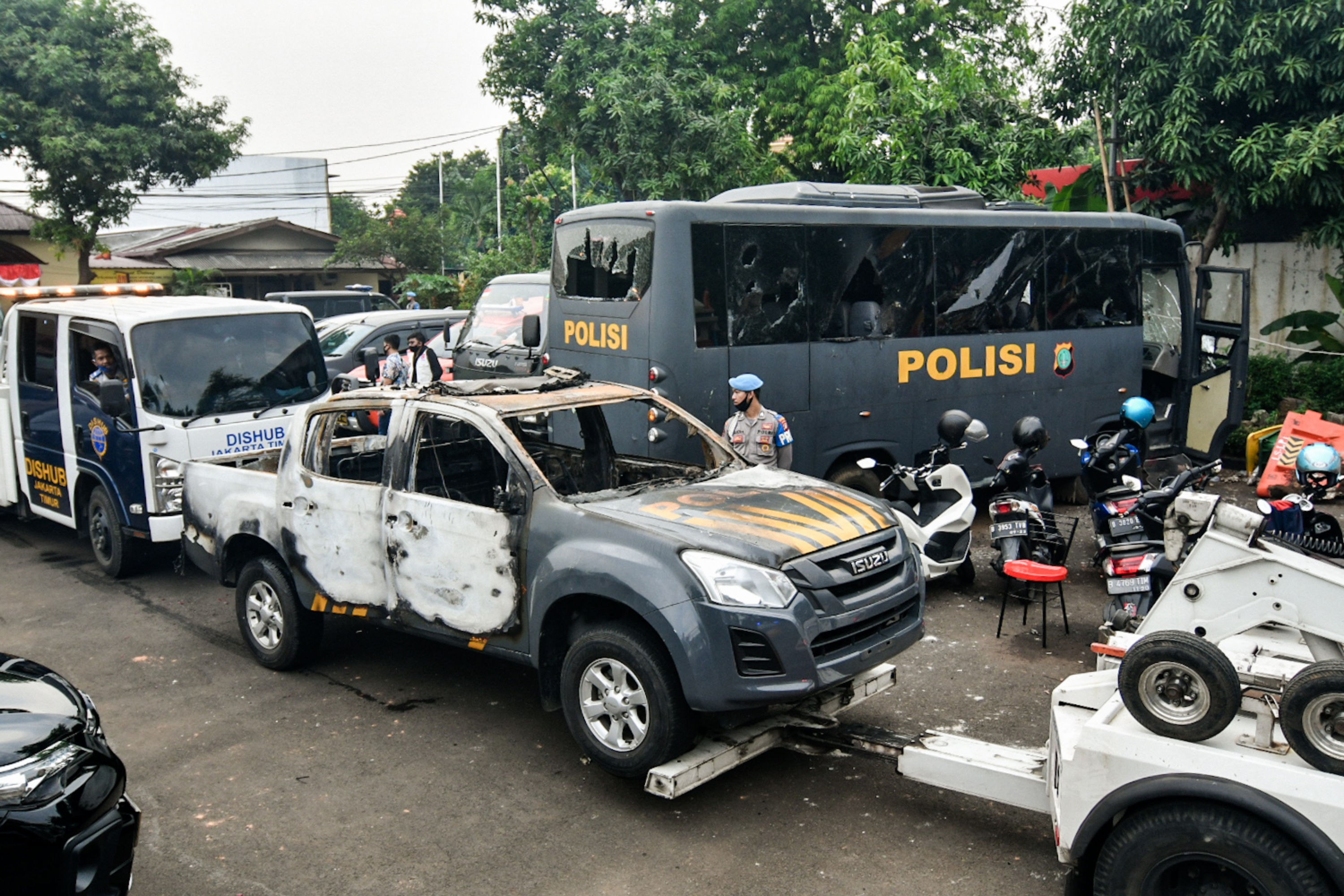 Suasana olah TKP di Polsek Ciracas, Jakarta Timur, Sabtu (29/8/2020). Sejumlah kendaraan di Polsek Ciracas dirusak dan dibakar.