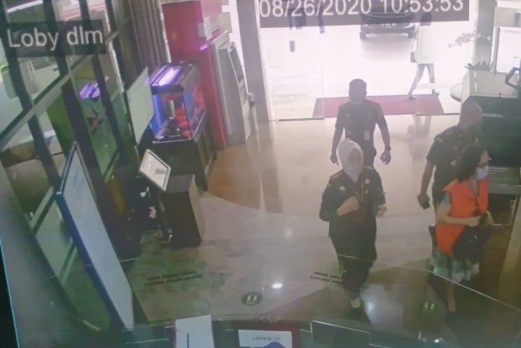 Seorang diduga jaksa Pinangki Sirna Malasari (rompi oranye)