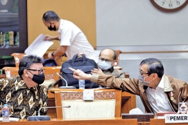 Menteri Hukum dan Hak Asasi Manusia (Menkum dan HAM) Yasonna H Laoly (kanan) berbincang dengan Menpan dan Rebiro Tjahjo Kumolo