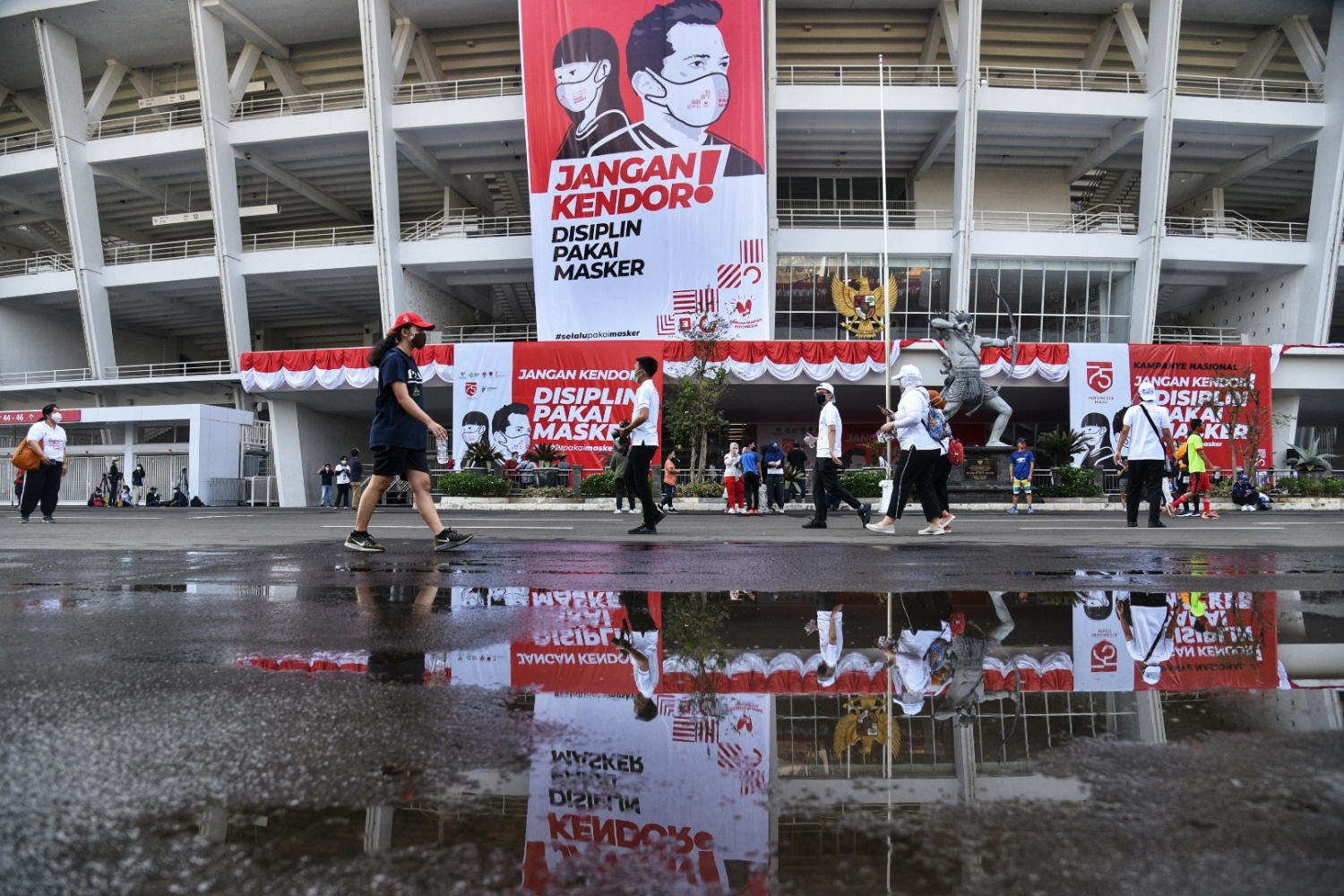 Warga berolahraga di Kompleks Gelora Bung Karno, Jakarta Pusat, Minggu (30/8/2020).