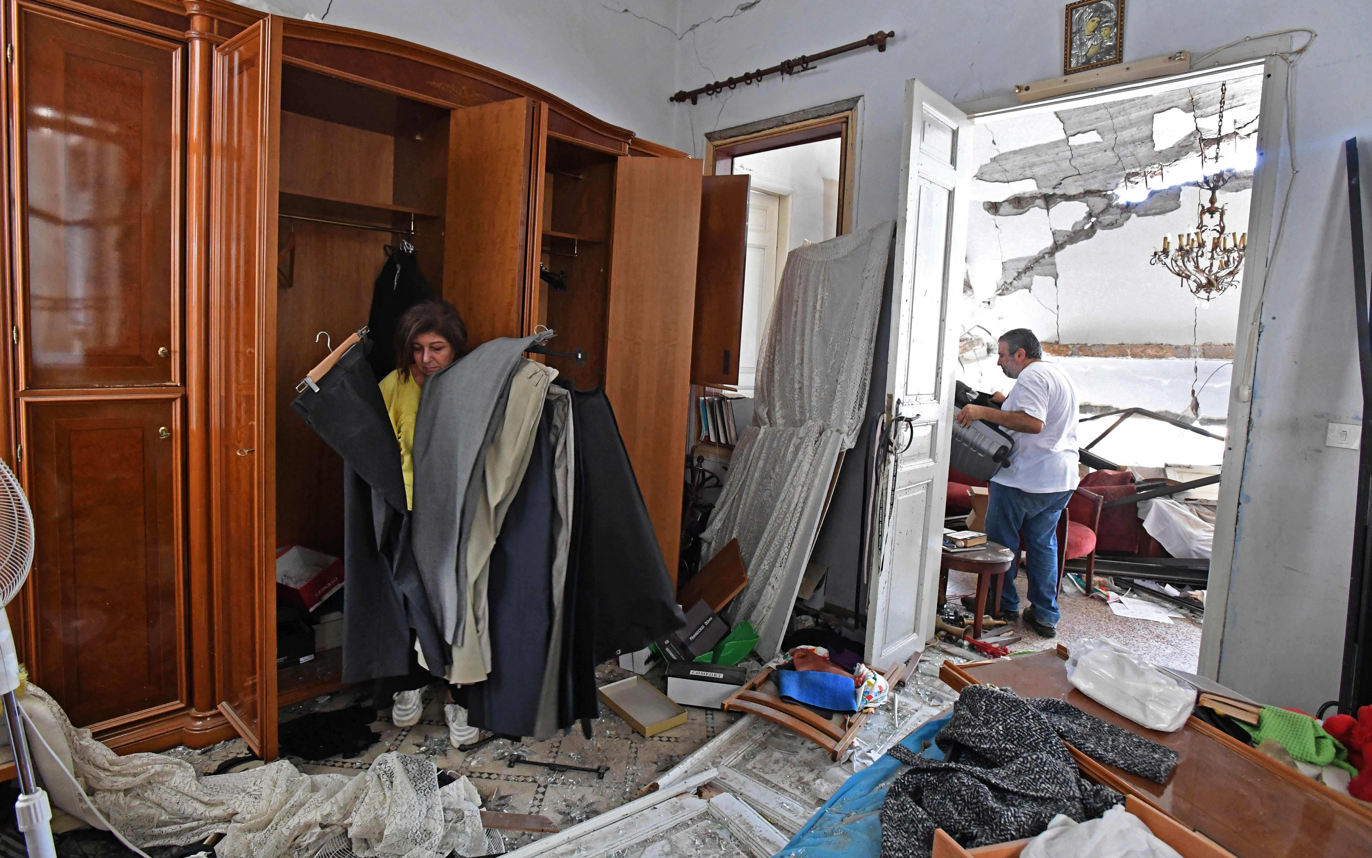 Warga Beirut kembali ke rumah untuk menyelamatkan barang-barang di tengah rumah mereka yang hancur, Kamis (6/8/2020).