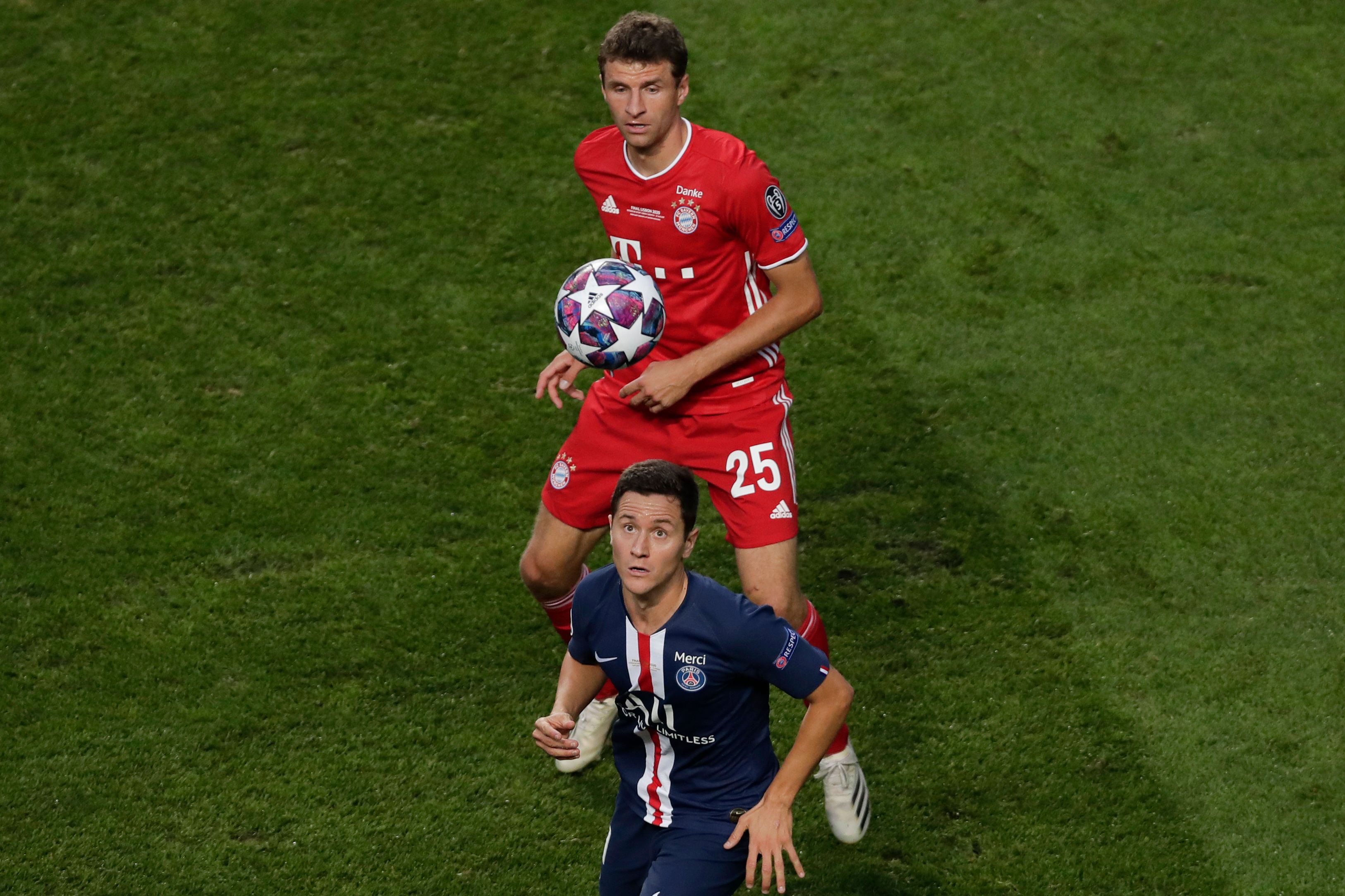 Gelandang Paris Saint-Germain, Ander Herrera (kostum biru) 