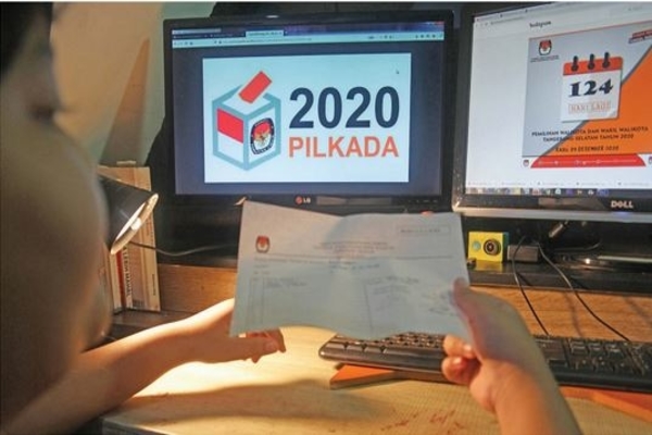 Warga melihat surat tanda bukti pendaftaran pemilih pemilihan wali kota dan wakil wali kota di Tangerang Selatan, Banten, kemarin.