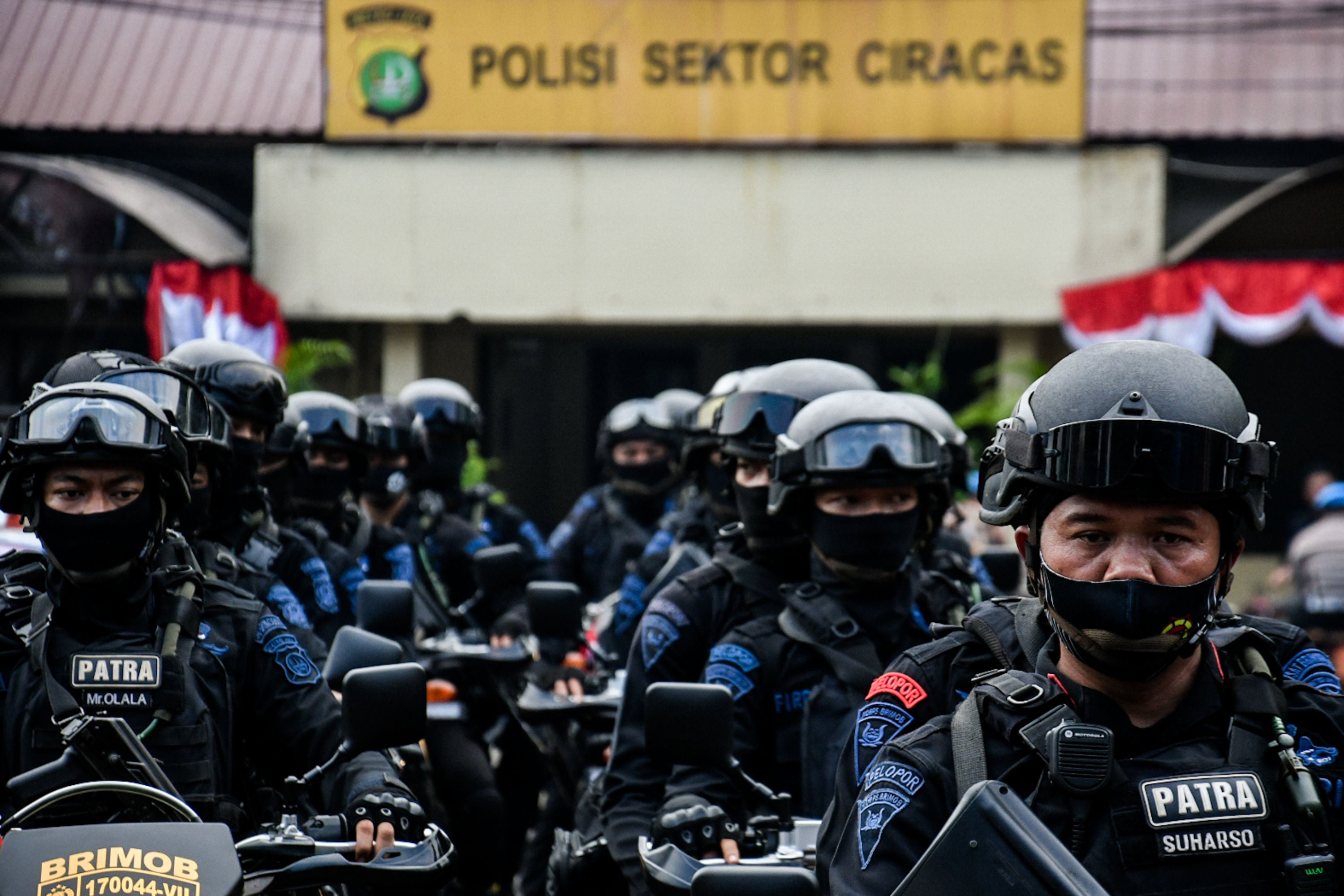 Pasukan Brimob Polda Metro Jaua berjaga di depan Mapolsek Ciracas, Jakarta Timur, Sabtu (29/8/2020) pascapengrusakan dilakukan ratusan orang