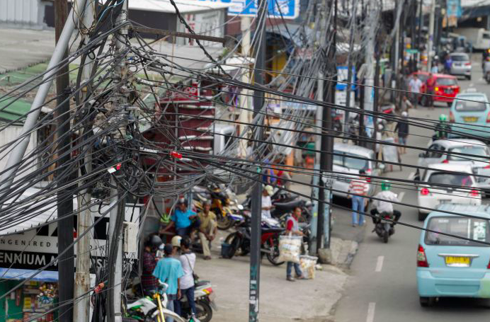 Pemprov DKI Jakarta akan menertibkan seluruh kabel udara untuk masuk ke dalam jaringan induk utilitas bawah tanah. 