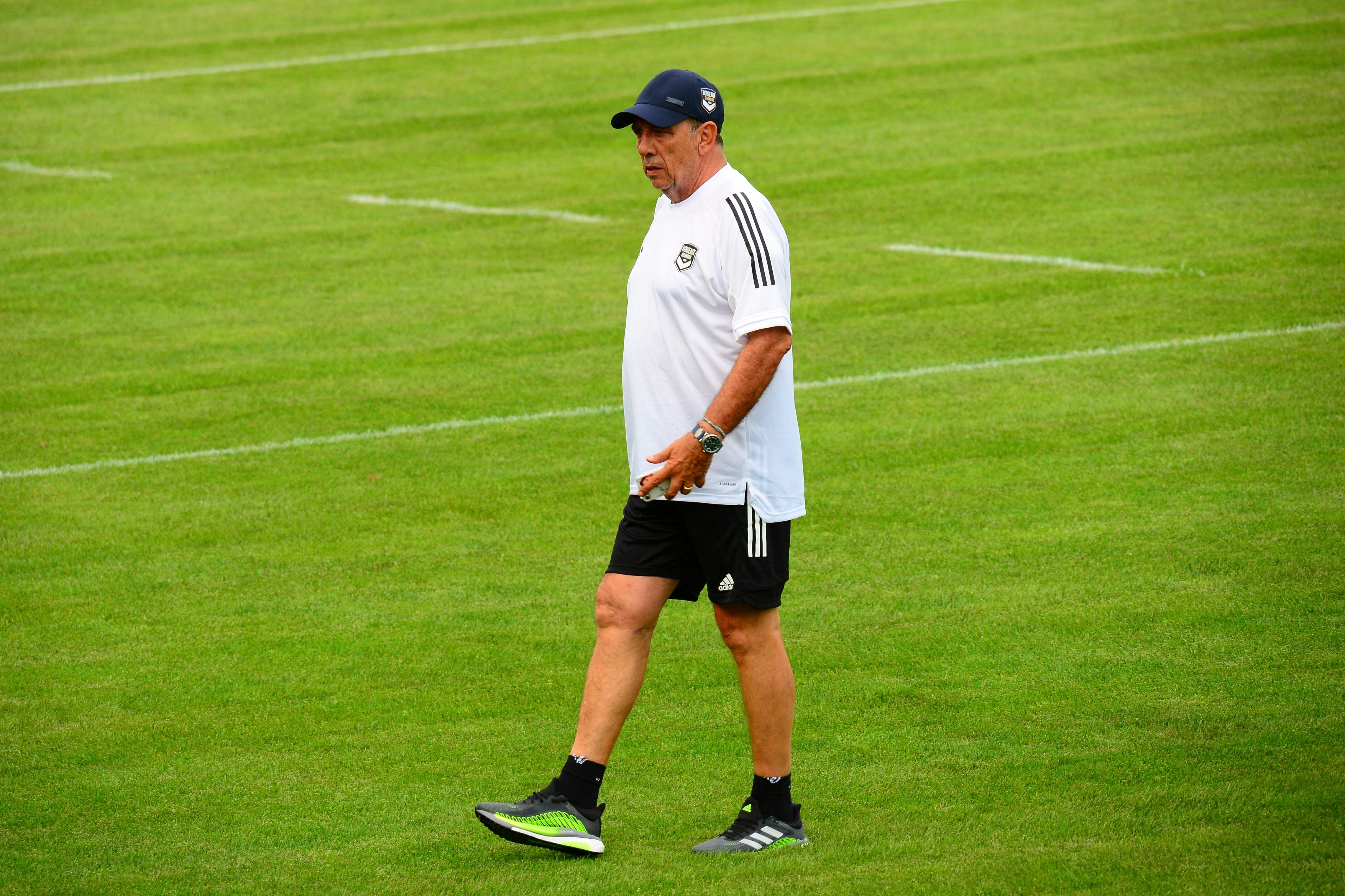 Pelatih anyar Bordeaux Jean-Louis Gasset memimpin sesi latihan perdananya.