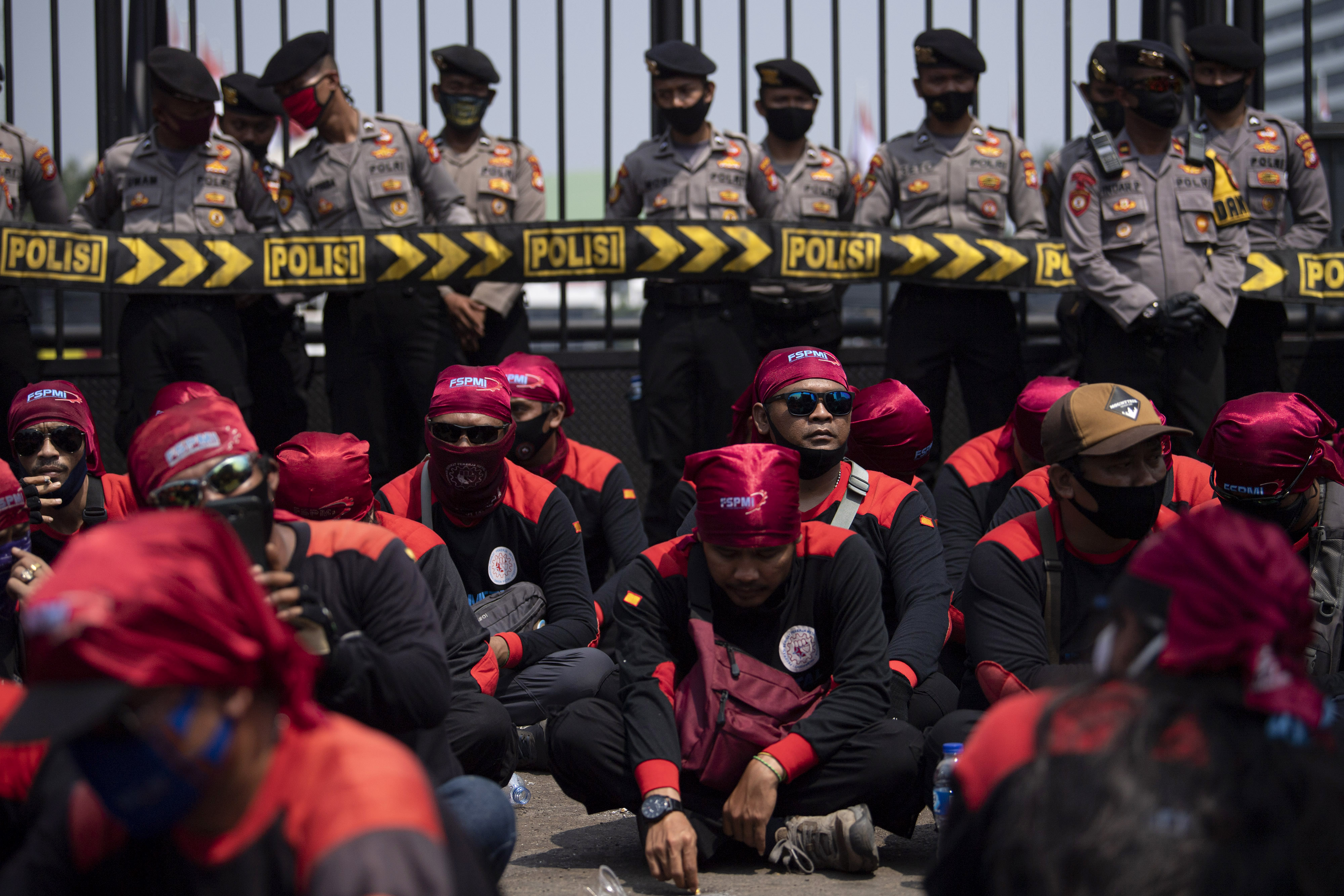 Ilustrasi--Sejumlah buruh melakukan aksi unjuk rasa di depan gedung DPR, Senayan.