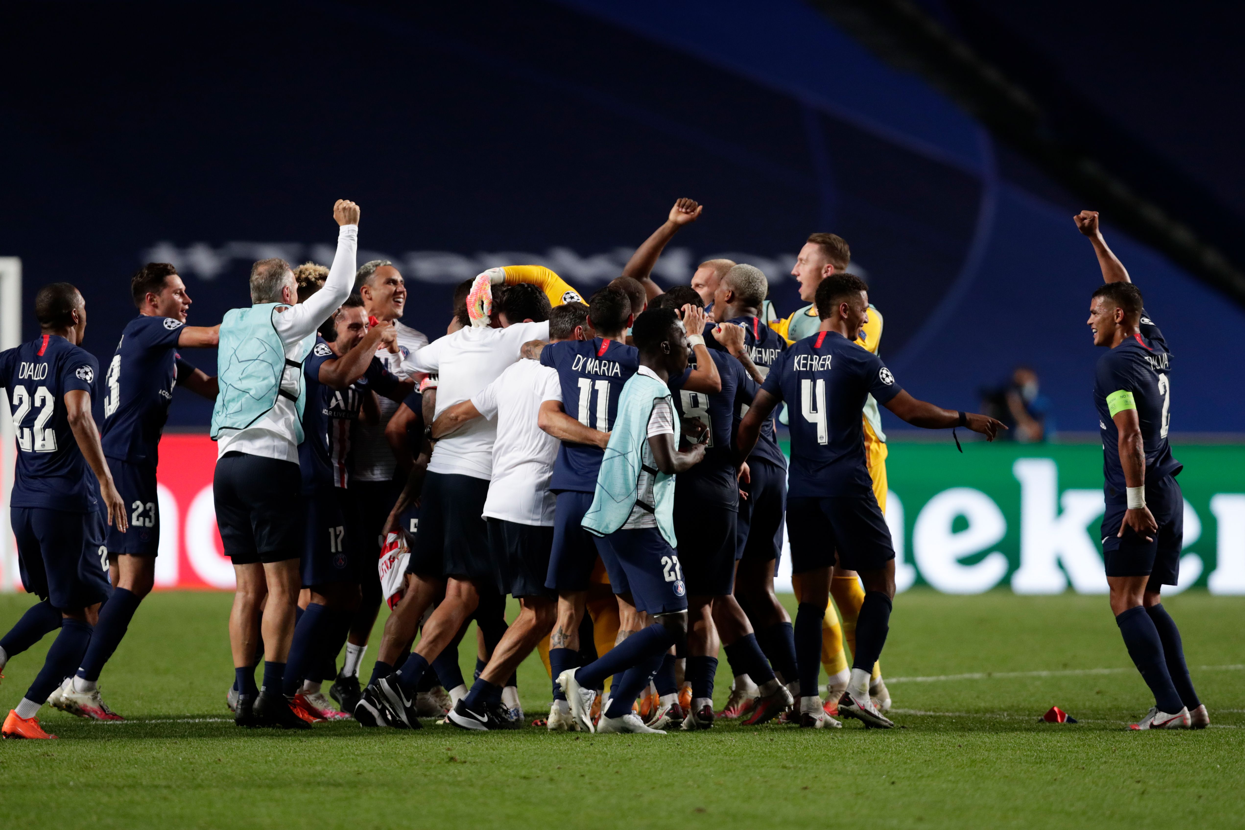Para pemain PSG merayakan keberhasilan mereka melaju ke final Liga Champions usai mengalahkan RB Leipzig.