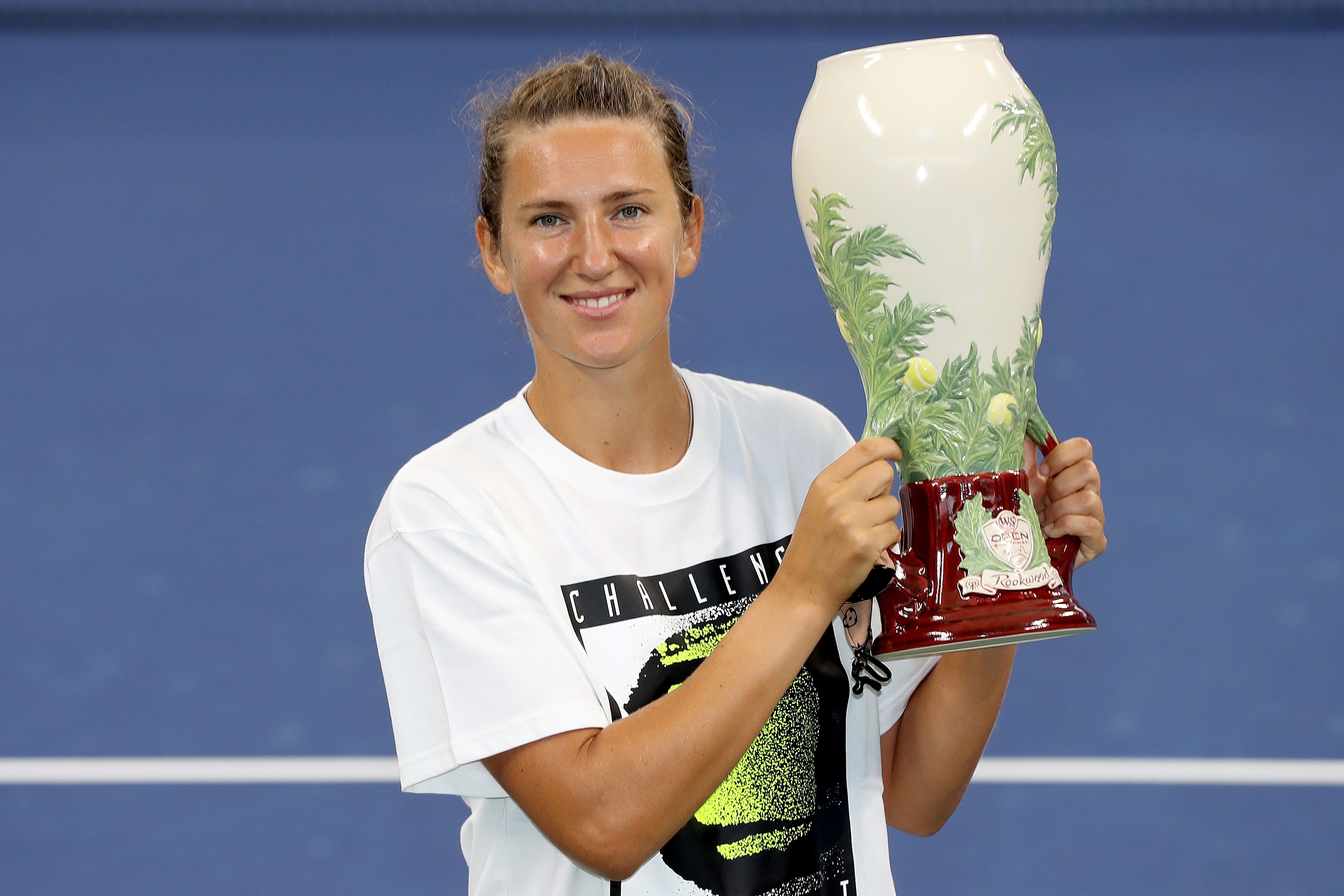 Victoria Azarenka mengangkat trofi juara Western & Southern Open