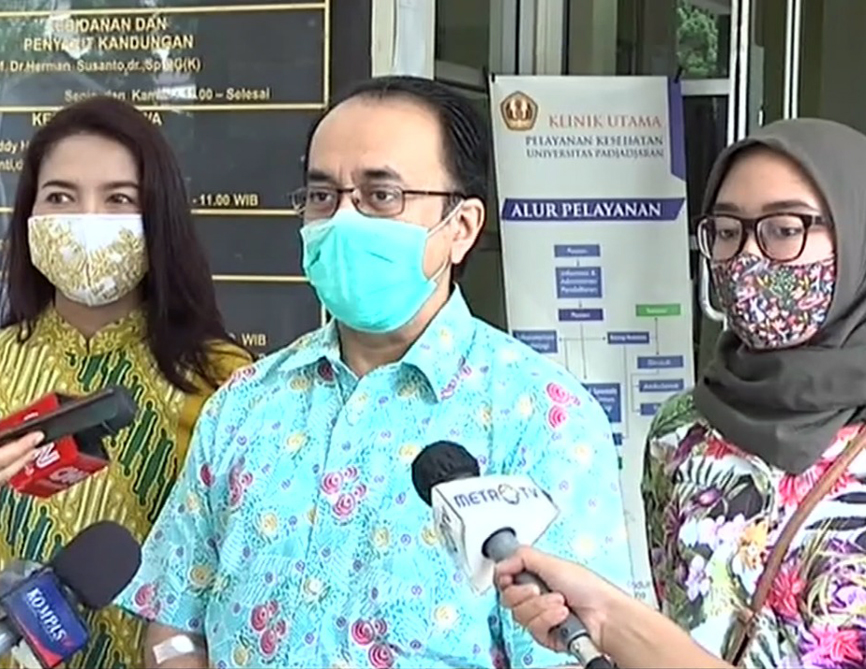 ASN Pemprov Jawa Barat, Ferry Ahmad Firdaus, bersama istri dan anaknya seusai disuntik menjadi relawan uji klinis vaksin covid-19 di Bandung
