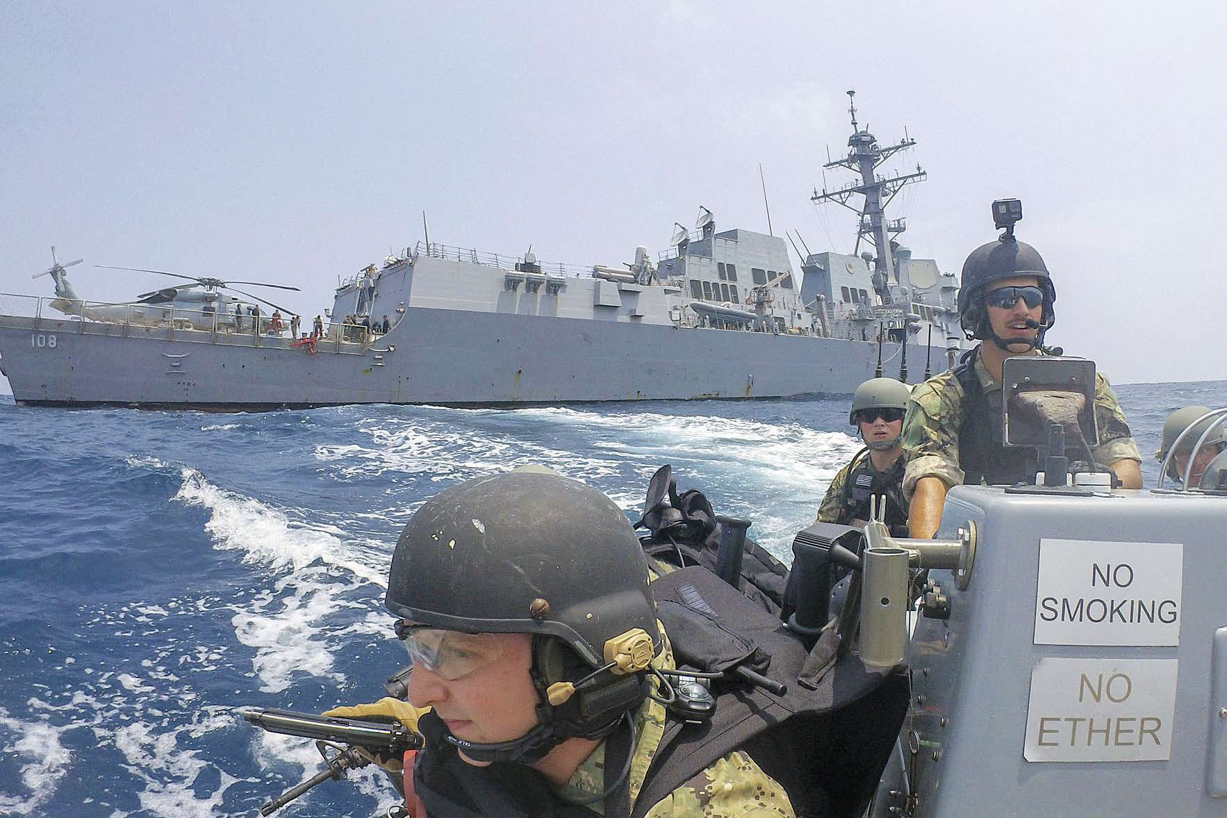 KAPAL PERANG AS DEKATI KEPULAUAN PARACEL: Personel Angkatan Laut AS mengendarai perahu karet lambung kaku (RHIB) dari kapal perusak rudal 