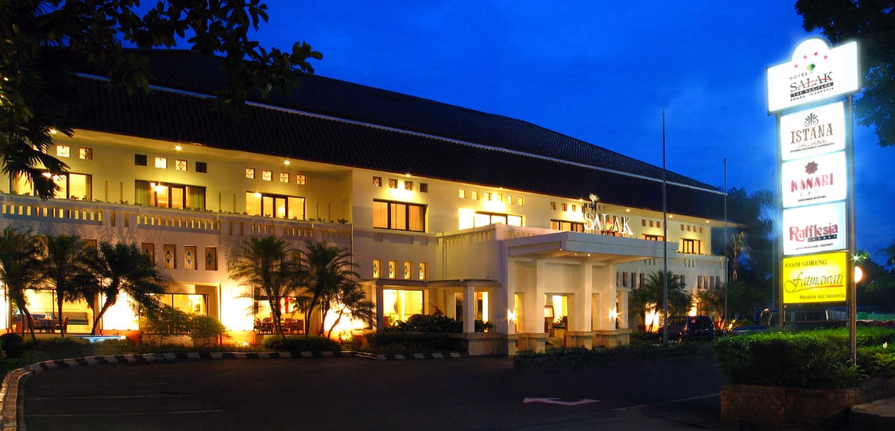  Hotel Salak The Heritage yang berada tepat di depan Istana Kepresidenan Bogor.