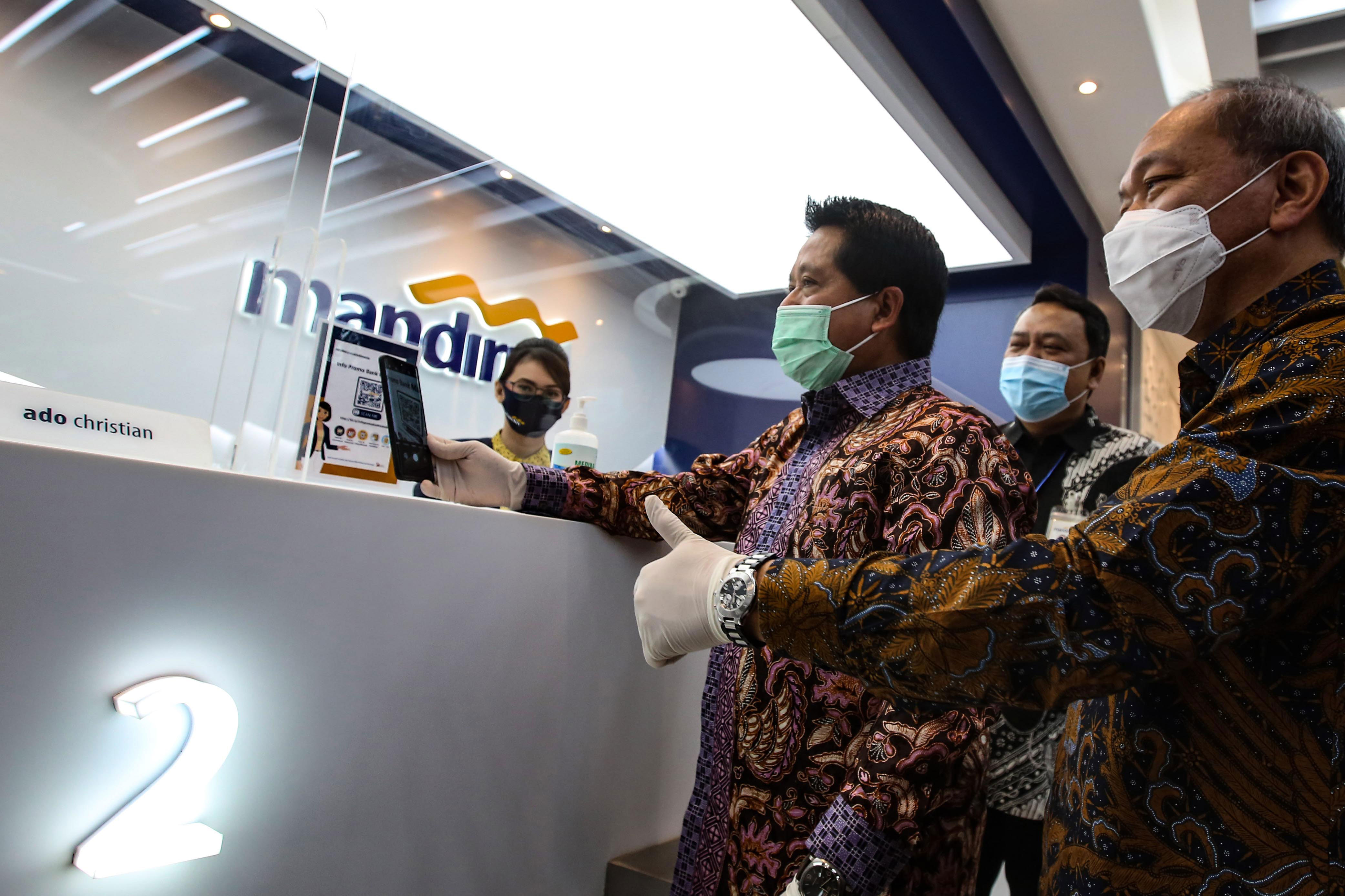  aplikasi digital Bank Mandiri di sela peresmian pengoperasian Kantor Cabang Pembantu (KCP) Menara Astra di Jakarta, Kamis (9/7).