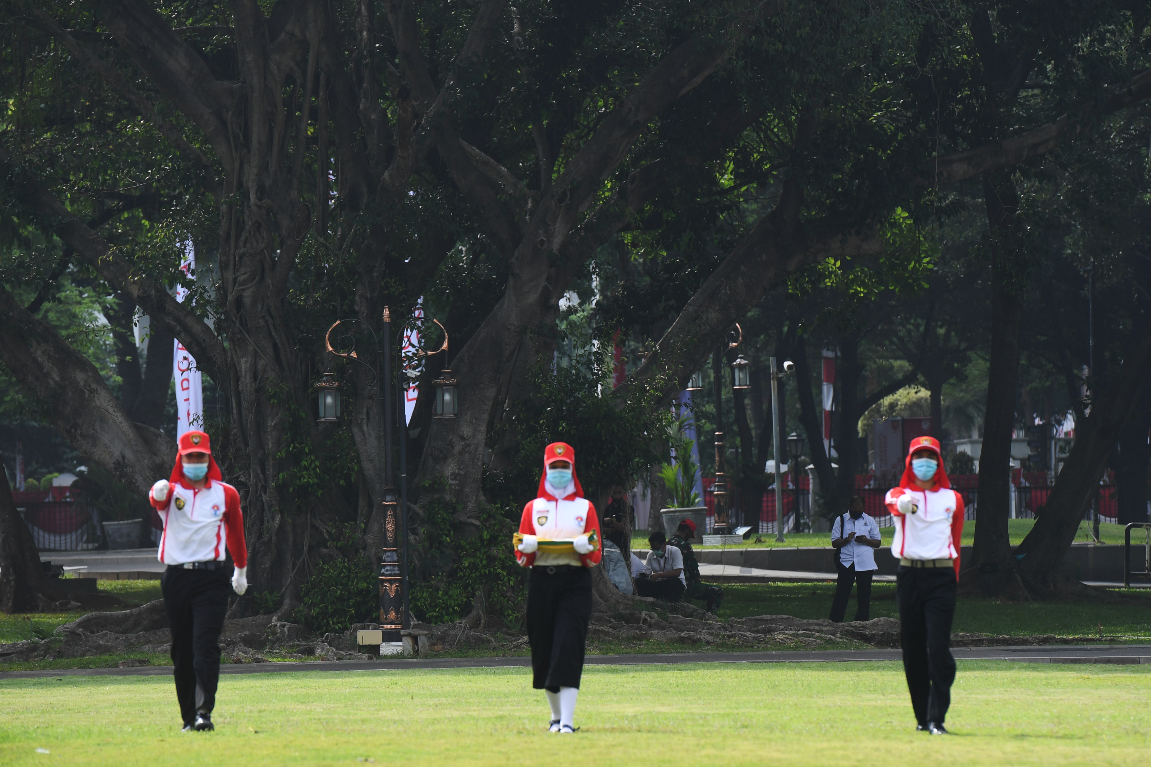 Anggota Paskibraka mengikuti gladi Upacara Peringatan Detik-Detik Proklamasi Kemerdekaan RI di halaman Istana Merdeka, Jakarta.