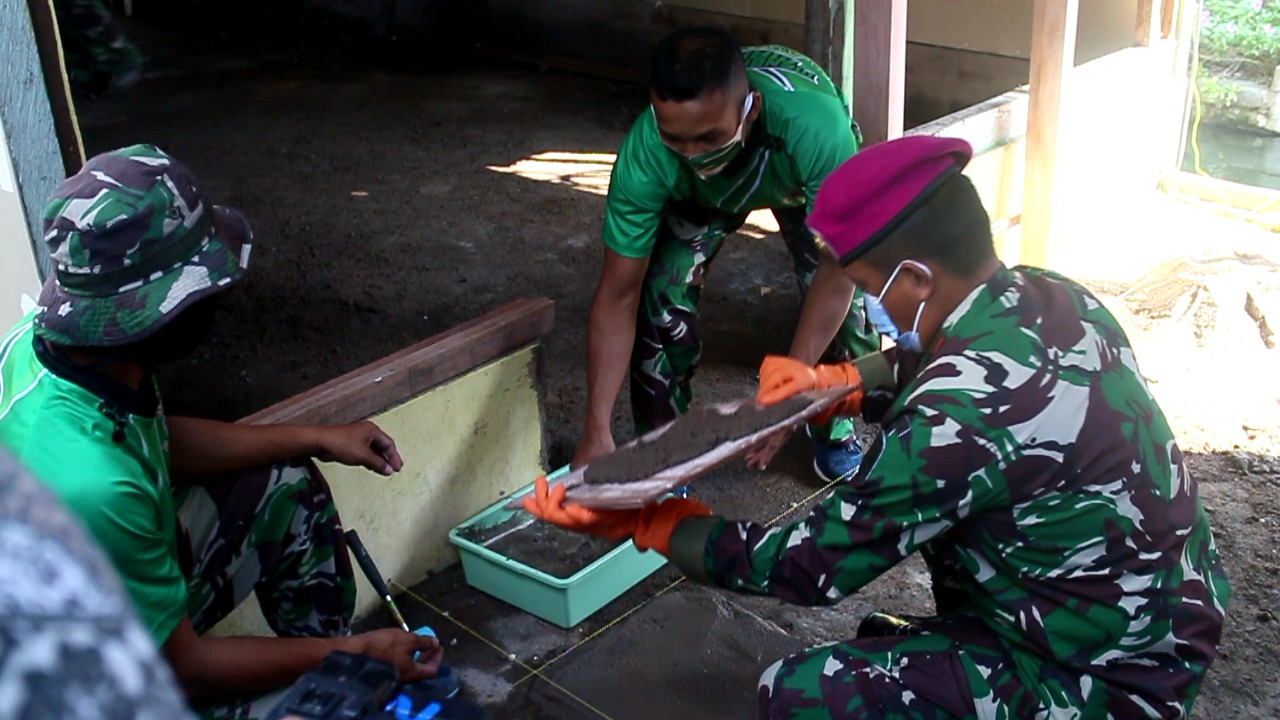 Prajuirt Pasmar 2 Korps Marinir melakukan program Karya Bakti TNI dengan merenovasi rumah tidak layak huni di Kabupaten Sidoarjo.