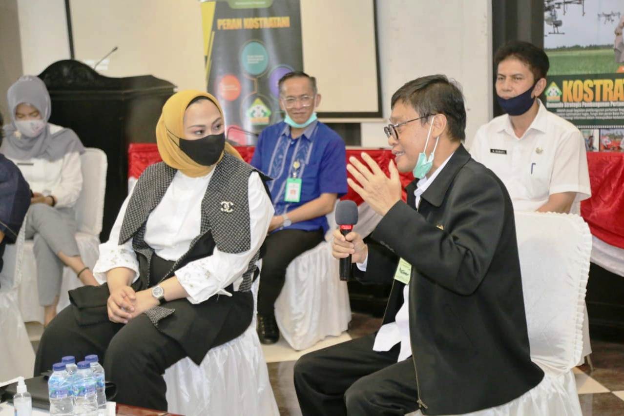 Kepala Badan Penyuluhan dan Pengembangan SDM Pertanian (BPPSDMP) Dedi Nursyamsi (kanan) dan Bupati Karawang Cellica Nurrachadiana.