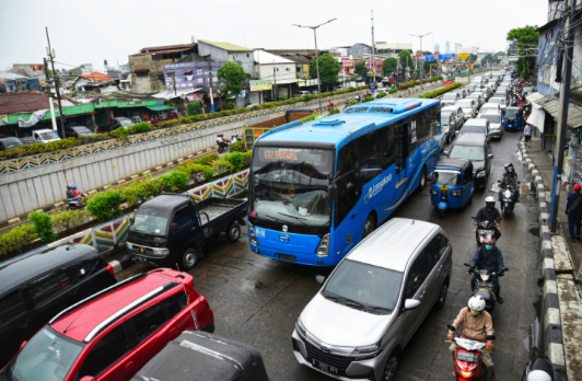Penutupan ruas Lintas Bawah (Underpass) Senen dari arah Jalan Letjen Suprapto menuju Simpang Senen, Jakarta Pusat, Kamis (2/7/2020)