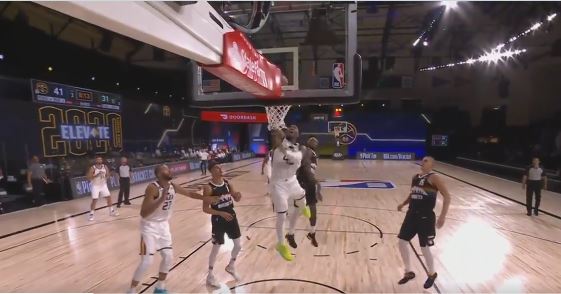 Pemain Utah Jazz Donovan Mitchell mencetak poin dalam laga playoff NBA melawan Denver Nuggets