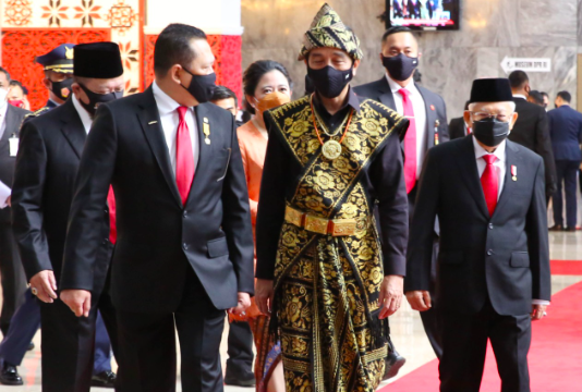 Ketua MPR Bambang Soesatyo saat menyambut Presiden Joko Widodo dan Wakil Presiden Ma'ruf Amin ,Jumat (14/8).