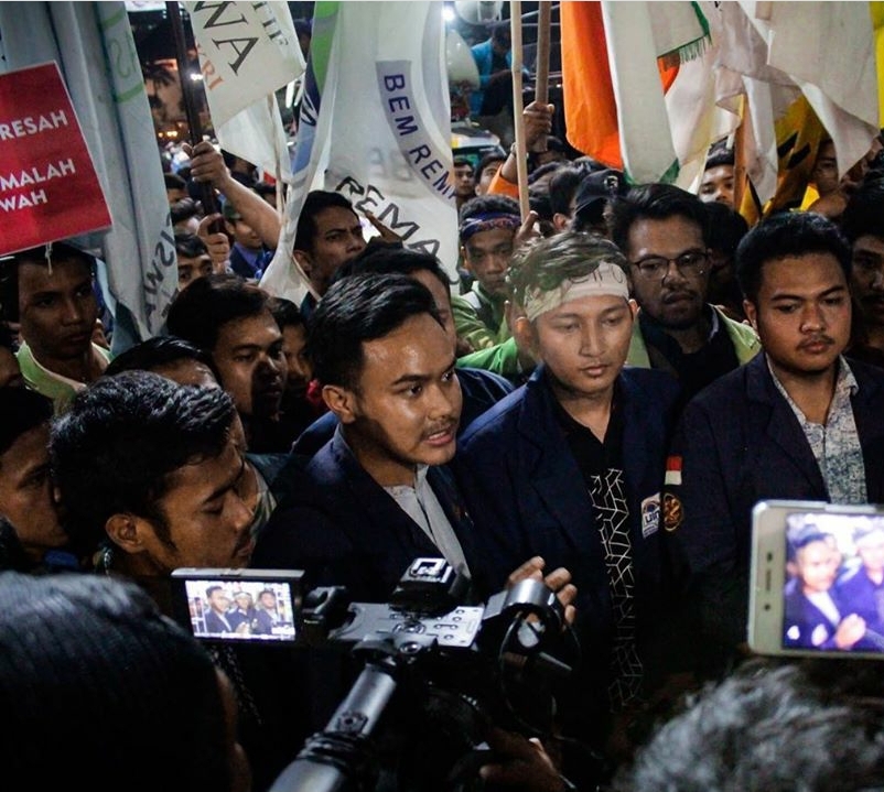 Ketua Presma Trisakti, Dino Ardiansyah (tengah) saat memberi keterangan.