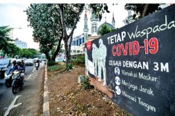Ilustrasi -- Pengendara melintas di depan mural bertema covid-19 di Tebet, Jakarta, kemarin.