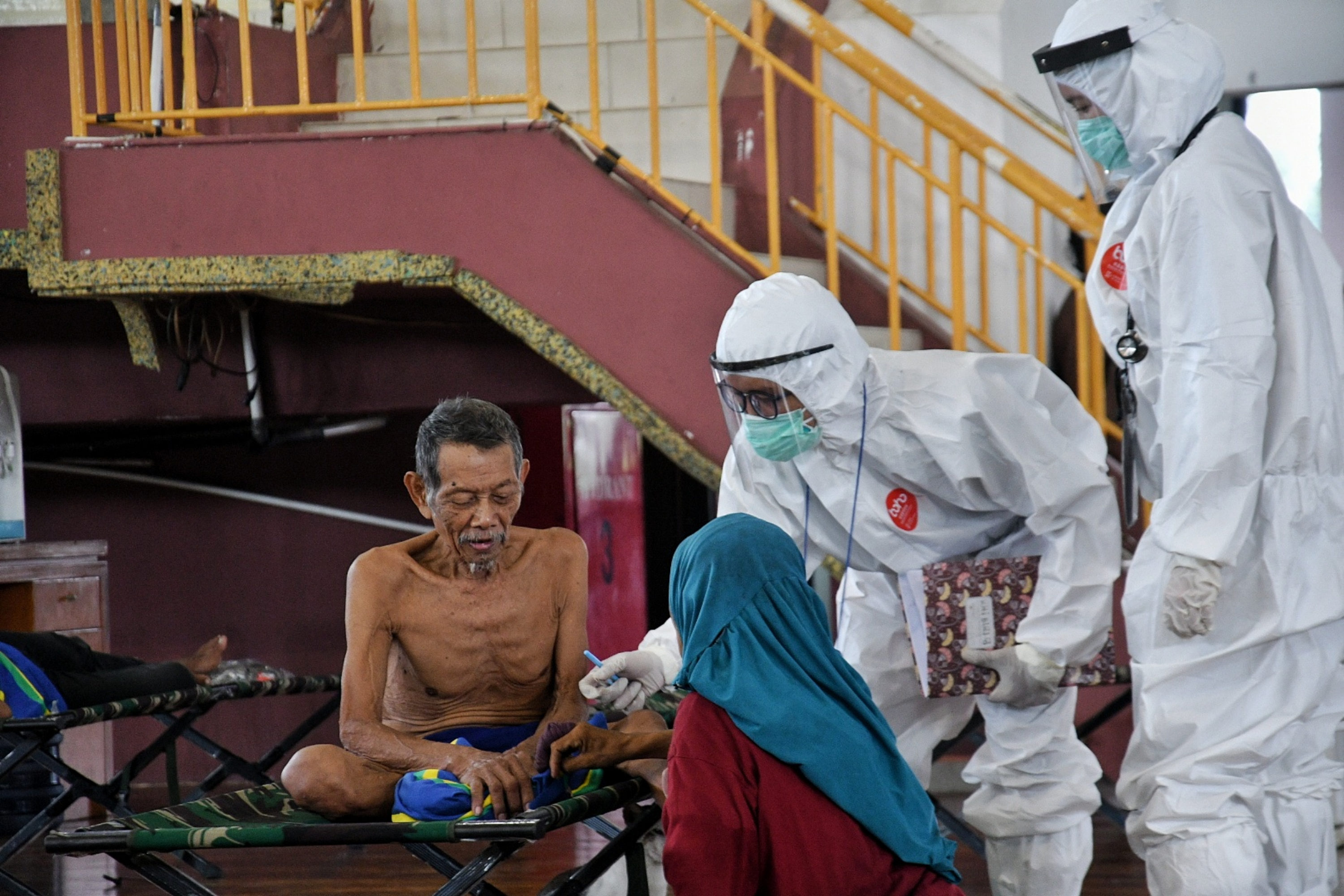 Sejumlah tunawisma melakukan aktivitas di GOR Ciracas saat ditampung agar tidak tertular covid-19, April lalu.