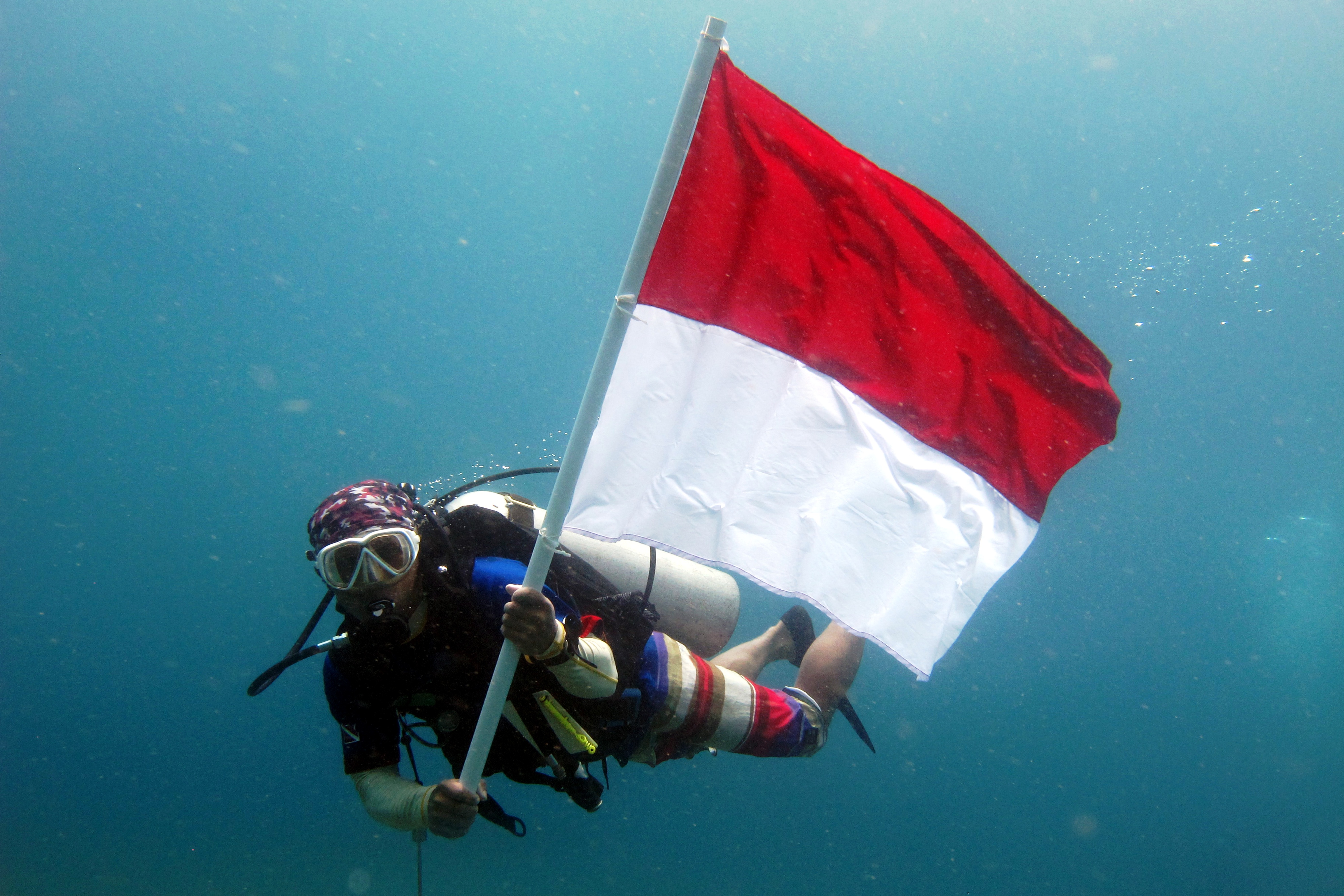   Ilustrasi Merah Putih di bawah permukaan laut.
