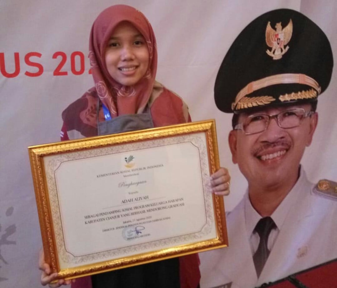 Adah Aliyah, pendamping PKH Desa Cimacan, Kecamatan Cipanas, Kabupaten Cianjur meraih peringkat kedua terbaik. 